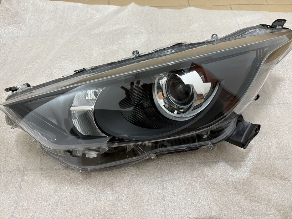 Farol esquerdo toyota yaris