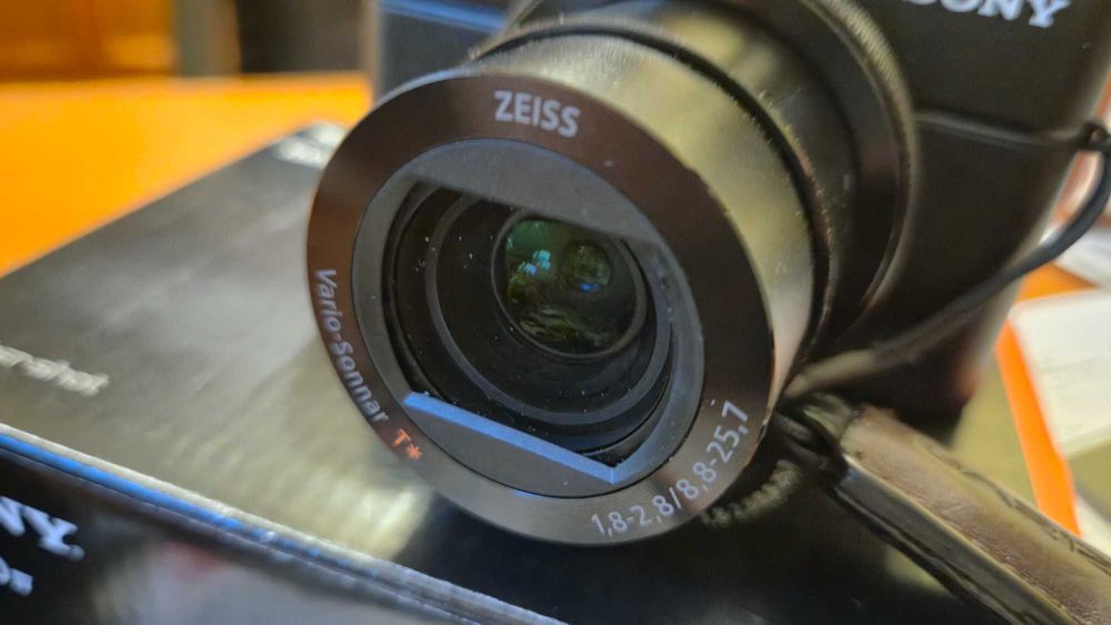 Sprzedam aparat Sony RX100 IV z akcesoriami Gariz i kartą pamięci