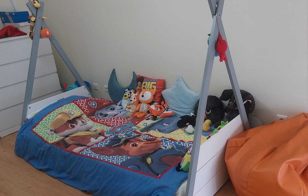 Cama 90*190 estilo tenda, com colchão incluido.