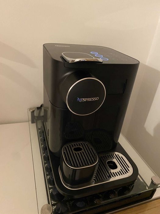 Maquina de Café DeLongui Preta - cápsulas Nespresso