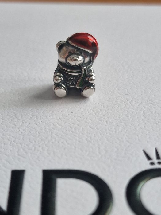 Charms Pandora miś świąteczny