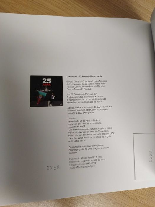 CTT - Livro 25 Abril - 50 Anos de Democracia. Assinado pelos autores