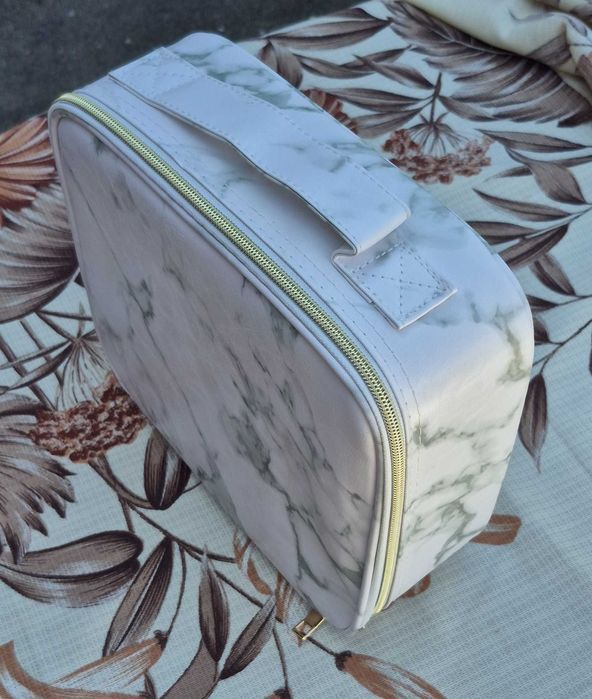 Kosmetyczka podróżna marmurkowa – elegancki organizer na makijaż