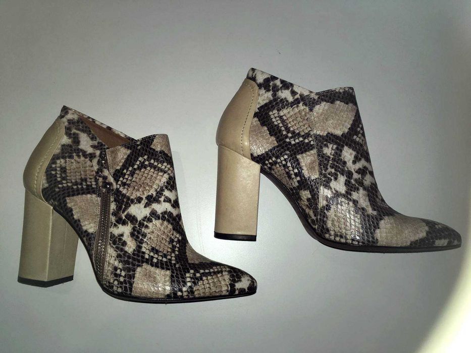 Botas de salto alto com motivo pele de cobra