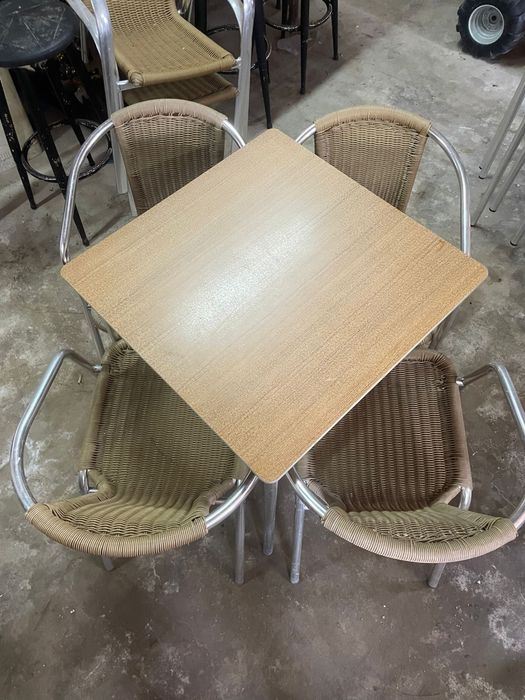 Conjunto de mesa com cadeiras