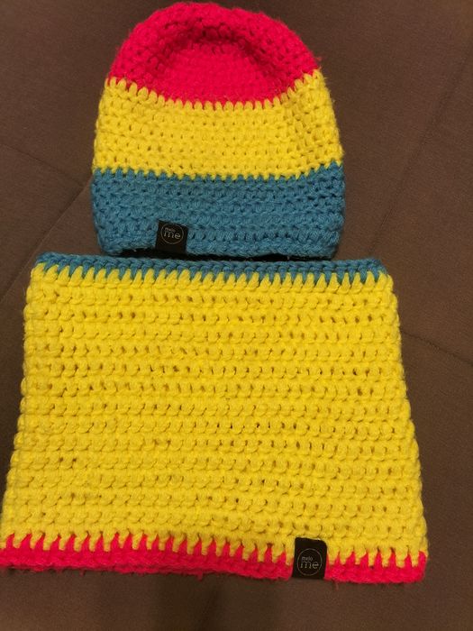 Zestaw czapka i komin w żywych kolorach