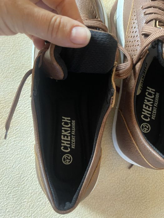 Продам легкі дихающі кросівки