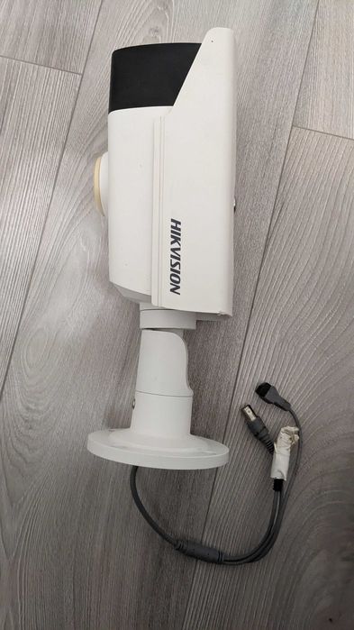 Biała Używana Kamera Analogowa Monitoring Hikvision HD WDR 2Mpx 5-50mm