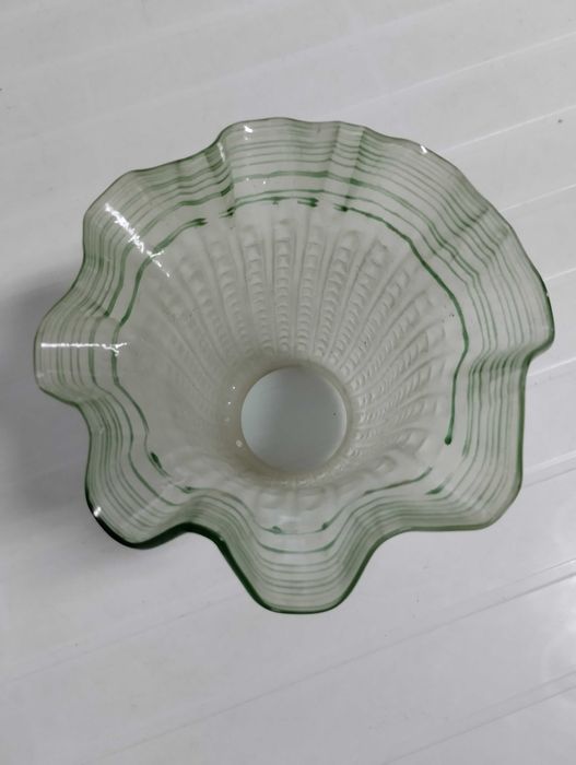 Tulipa de candeeiro em vidro trabalhado, muito antigo