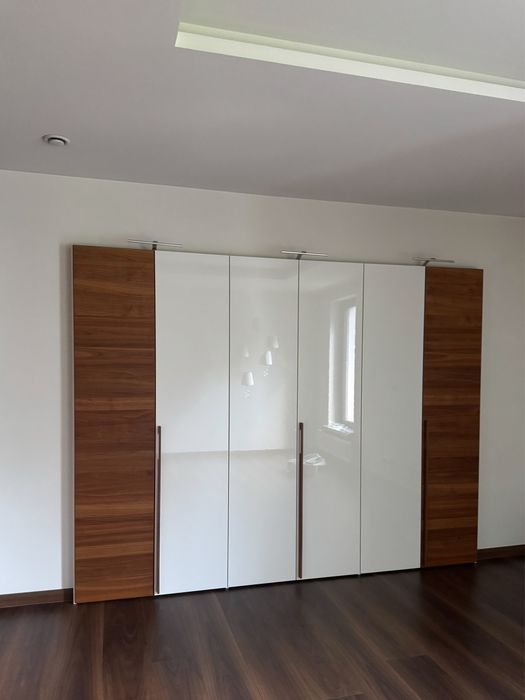 Szafa pod wymiar – biały połysk + fornir, stan idealny