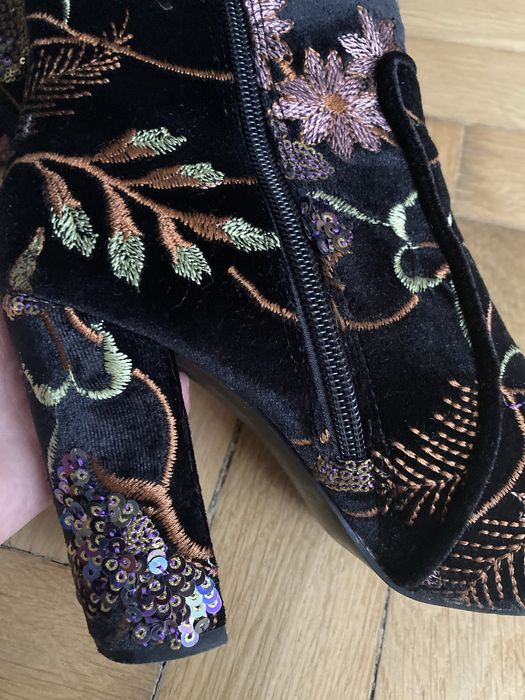 Botki haftowane, buty na obcasie