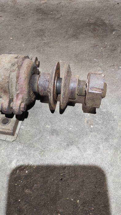 Вал на циркулярку з шківом.