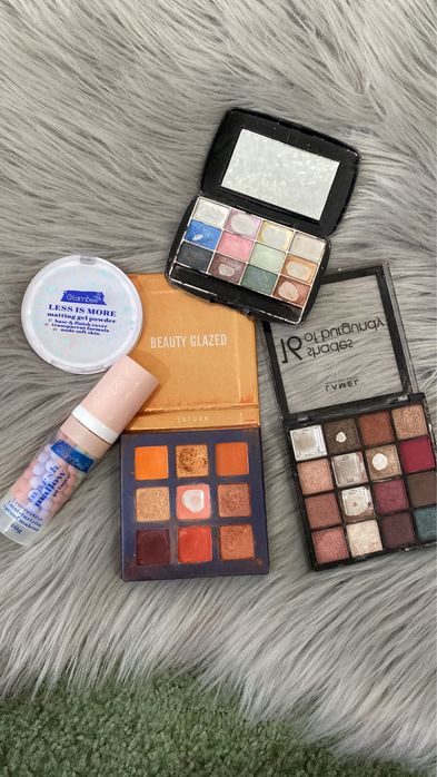 Лот косметики, парфуми жіночі, аксесуари, косметика