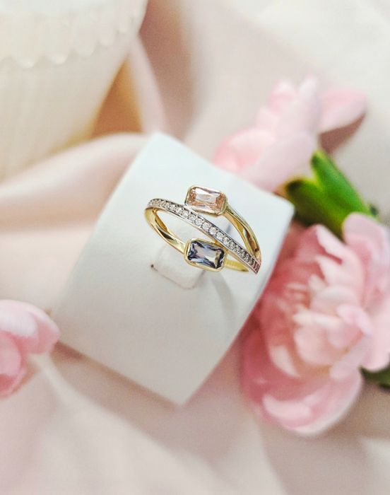 Złoty pierścionek, cyrkonie, kamienie, dwukolorowe, pr 585, r. 14