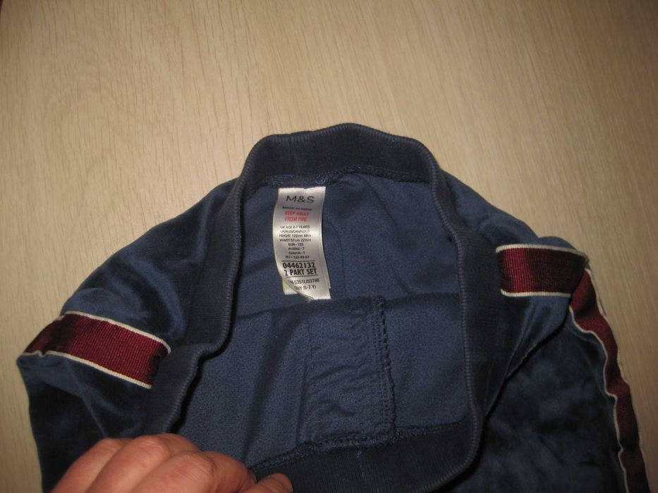 6-7 років, велюровий спортивний костюм синього кольору з лампасами