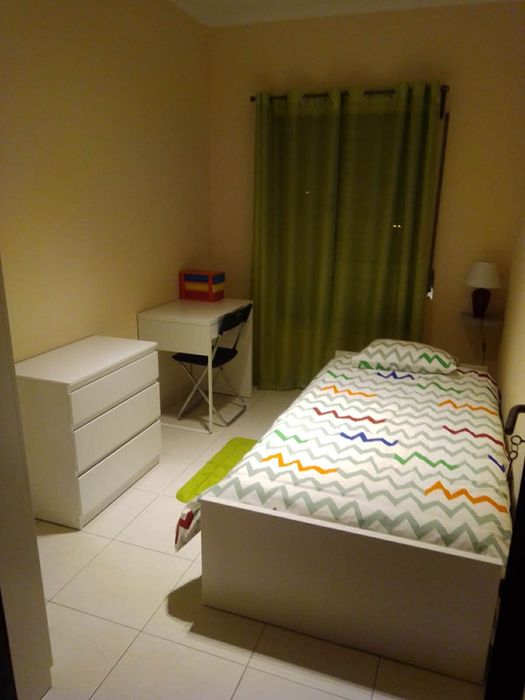 Aluga se quarto pronto a entrar