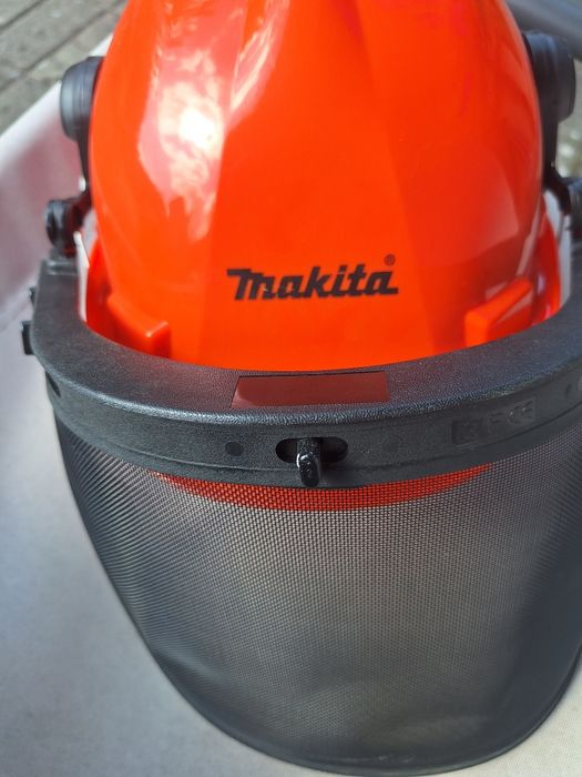 Kask z przyłbica i nausznikami
