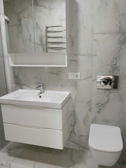 Сучасна 2 к Озерна + паркомісце,ліфт працює постійно..