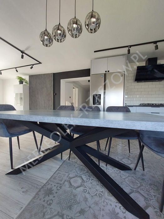 Duży nowy stół na metalowej podstawie pająk rozkładany