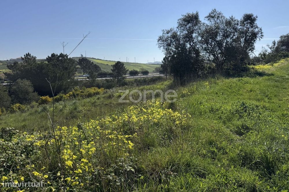 Terreno rústico com parcela urbana à beira da A8