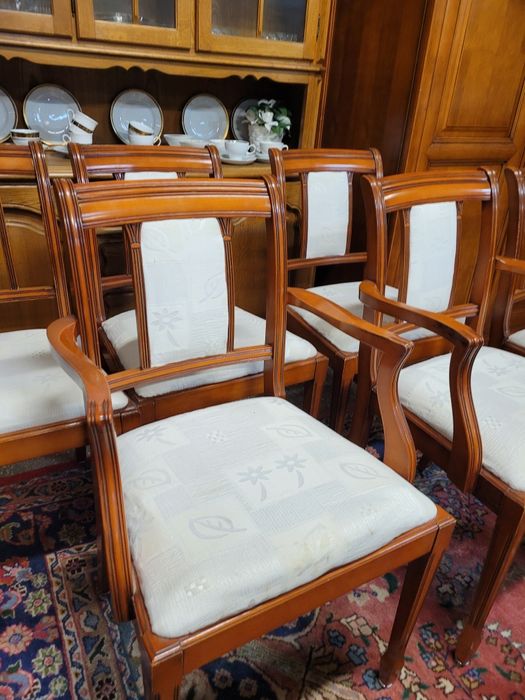 Krzesła piękne angielskim stylu w jasnej tapicerce