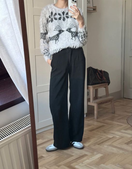 Miękki świąteczny sweter z reniferami – fluffy, jasnoszary