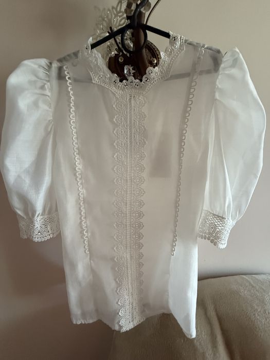Ніжна біла блуза для стильних дівчат