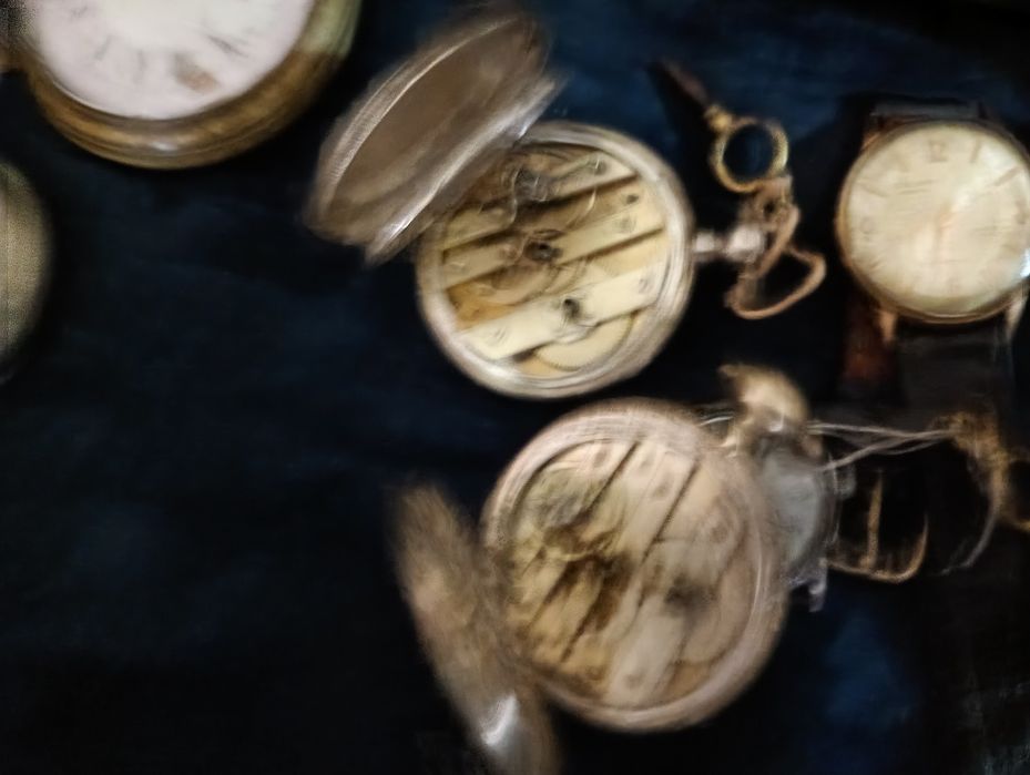 Relógios de bolso. três em prata e a funcionar.75 cada.