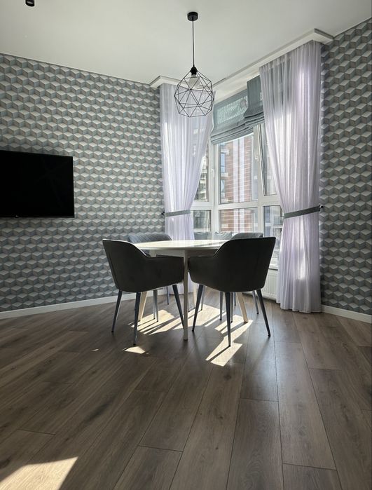 Продам 2 кімнатну квартиру з дизайнерським ремонтом 76м2. Кладова в ціні