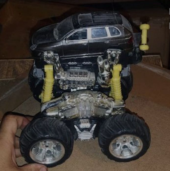 Велика цікава машинка на радіокерувонні