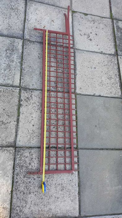 Stalowy płotek uzupełniający ogrodzenie