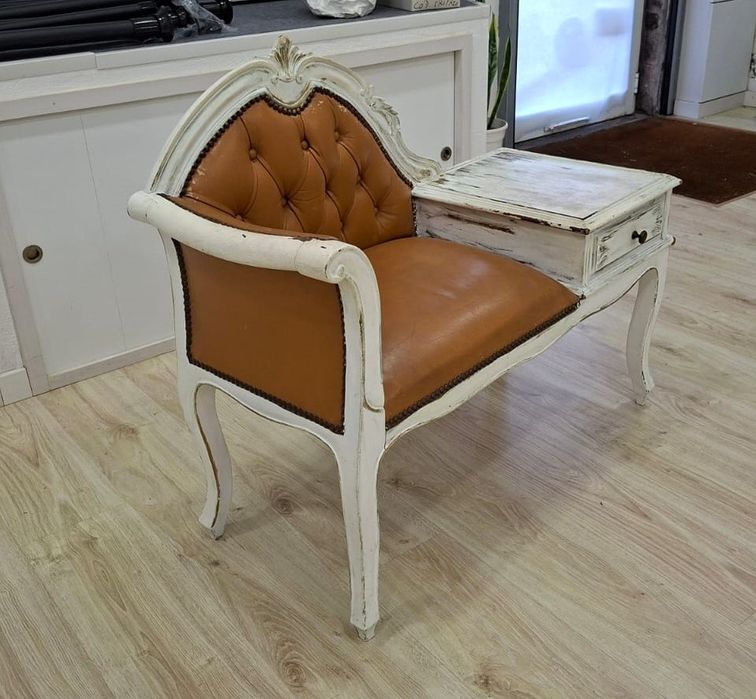 Banqueta branca com banco na cor camel e com gaveta
