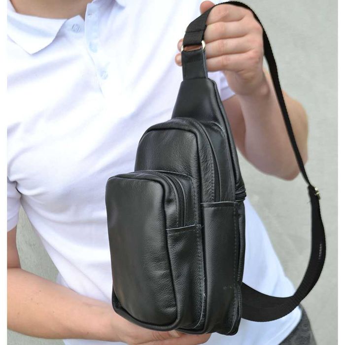 Качественная мужская сумка-слинг из натуральной кожи. Цвет: чёрный.