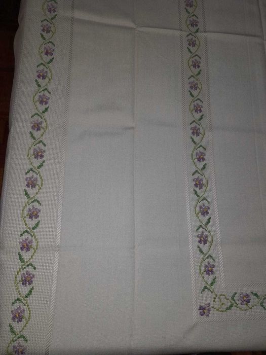 Toalha de mesa bordada à mão em ponto cruz