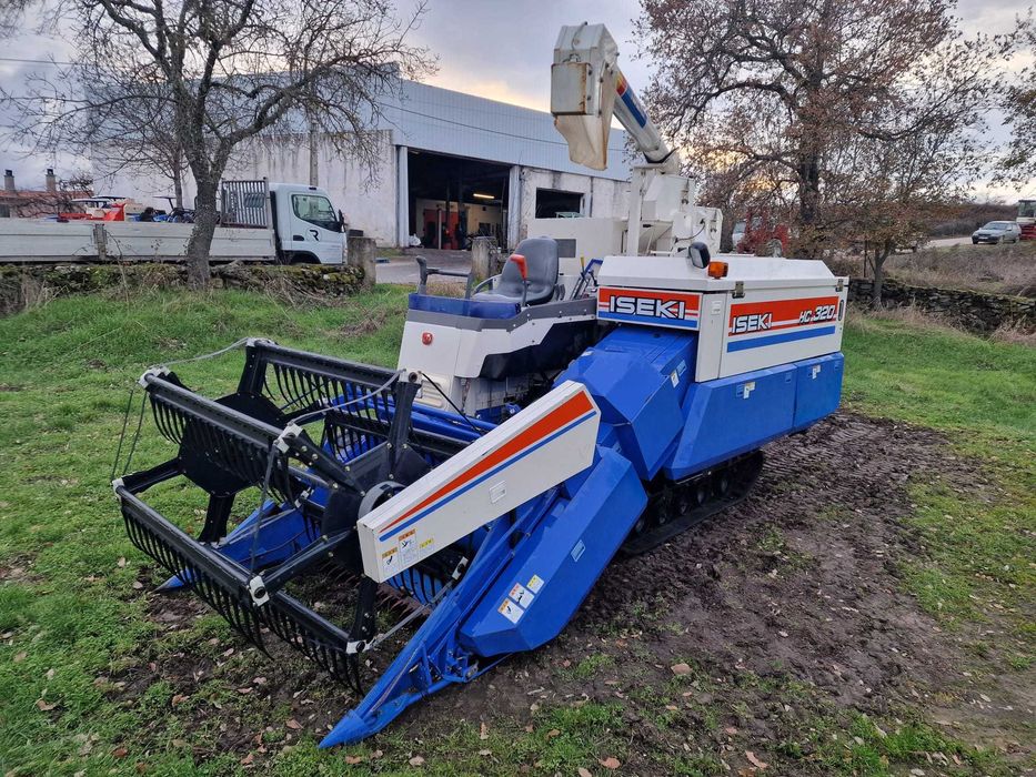 Mini Ceifeira Debulhadora Iseki HC320  com tubo de descarga - Japonesa