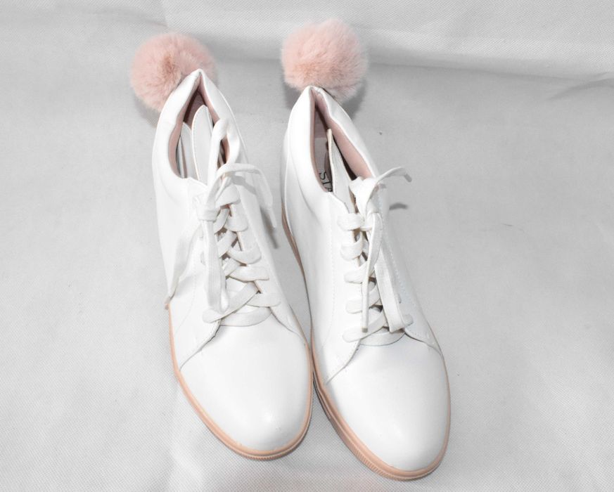 Botki sneakersy na koturnie białe króliczki 39 uszy pompon