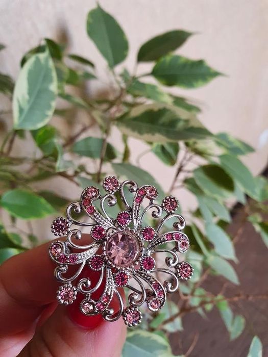 ніжна, красива брошка, брошка з камінням та стразами