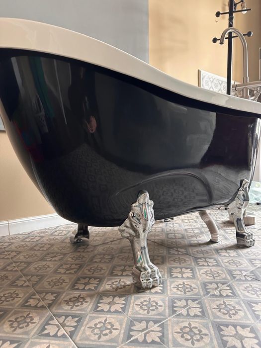 Banheira com pés retro e chuveiro de pé