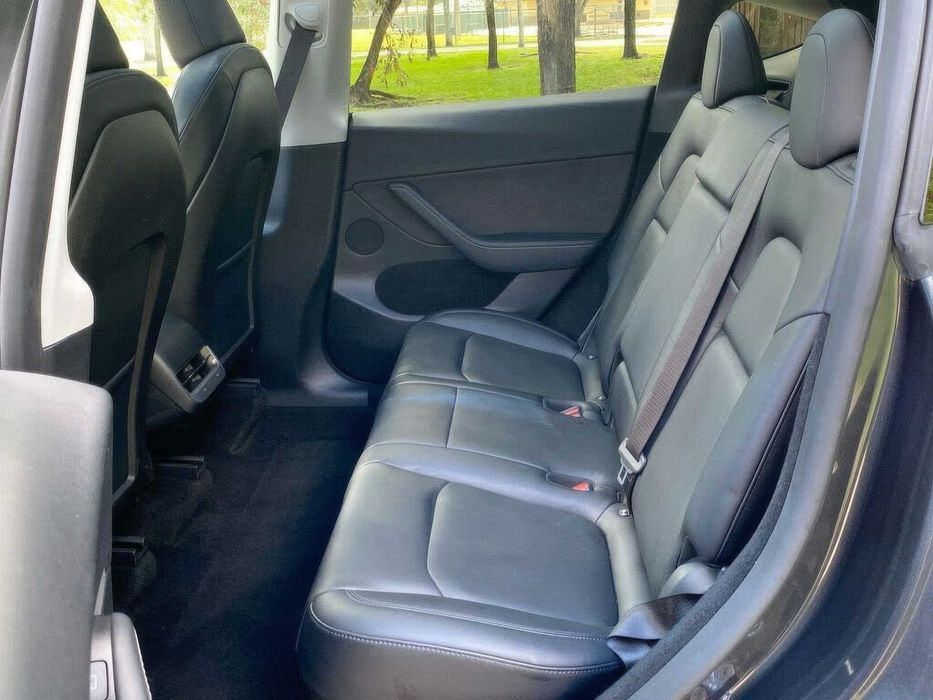 Tesla Model Y Long Range      2023