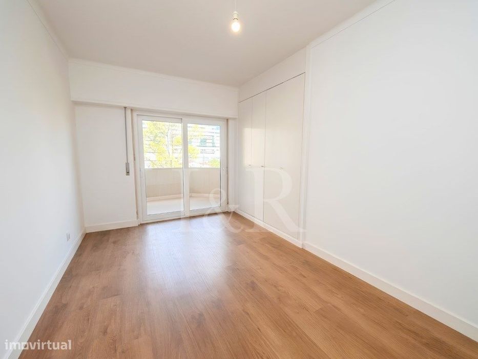 Apartamento T3 com varanda e estacionamento na Estrada da Luz, Lisboa