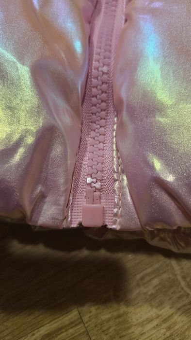 Kurtka 110 przejściowa różowa holo na polarze sinsay