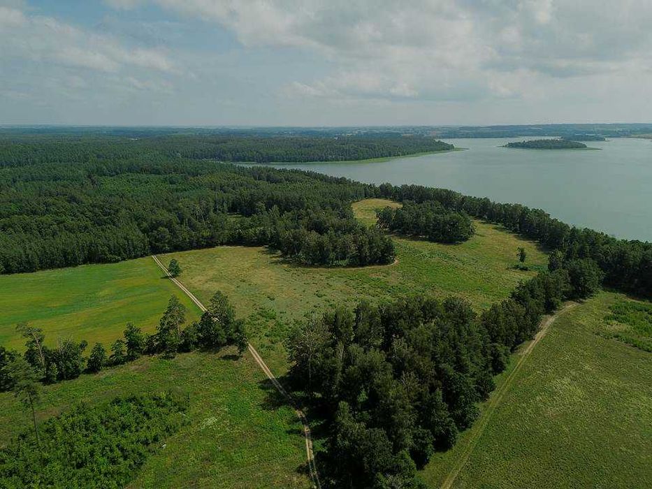 Mazury, Giżycko . Działka z linią brzegową nad jeziorem Dejguny.