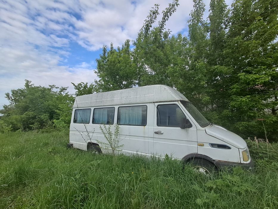 Машина Iveco білого кольору