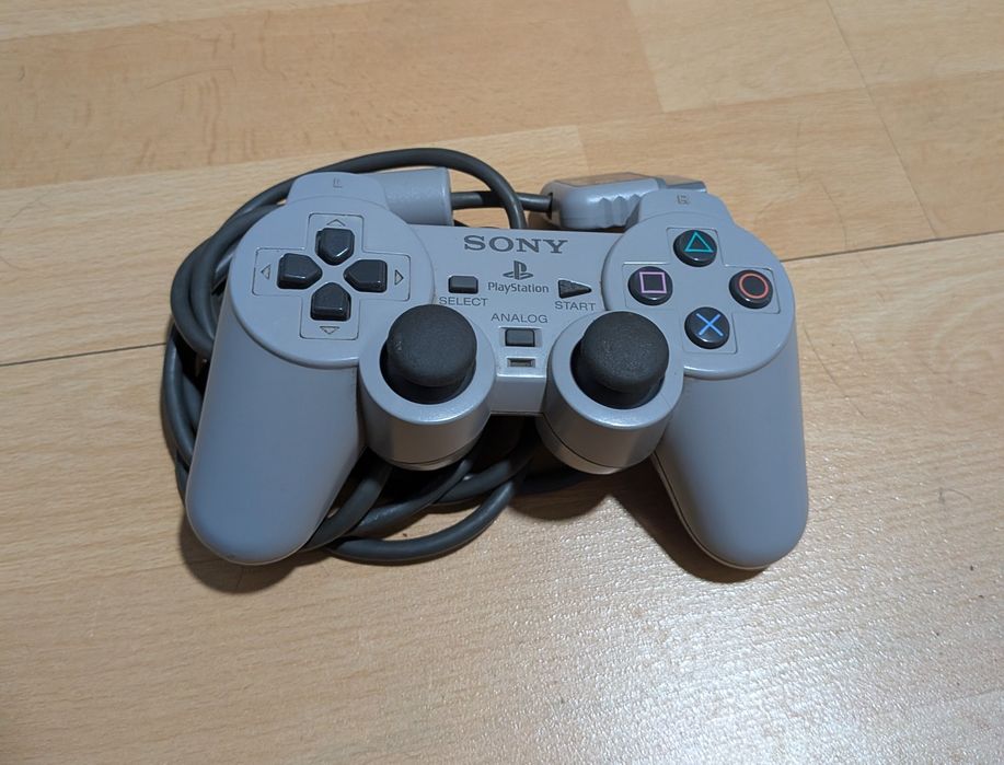 PlayStation 1 com comando e cartão de memória