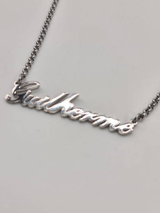 Colar prateado com nome Guilherme