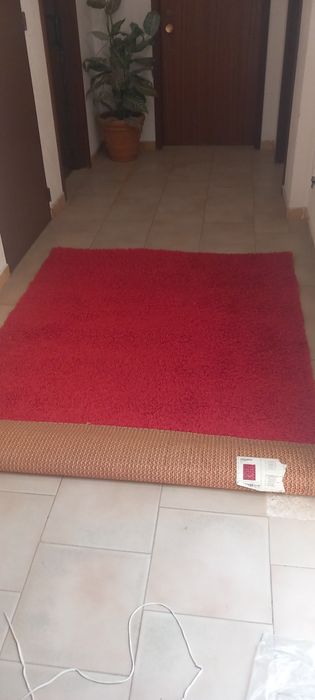 Carpete vermelha em bom estado do "Ikea"