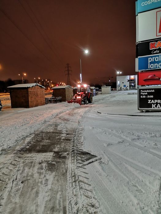 Odśnieżanie dróg parkingów dachów
