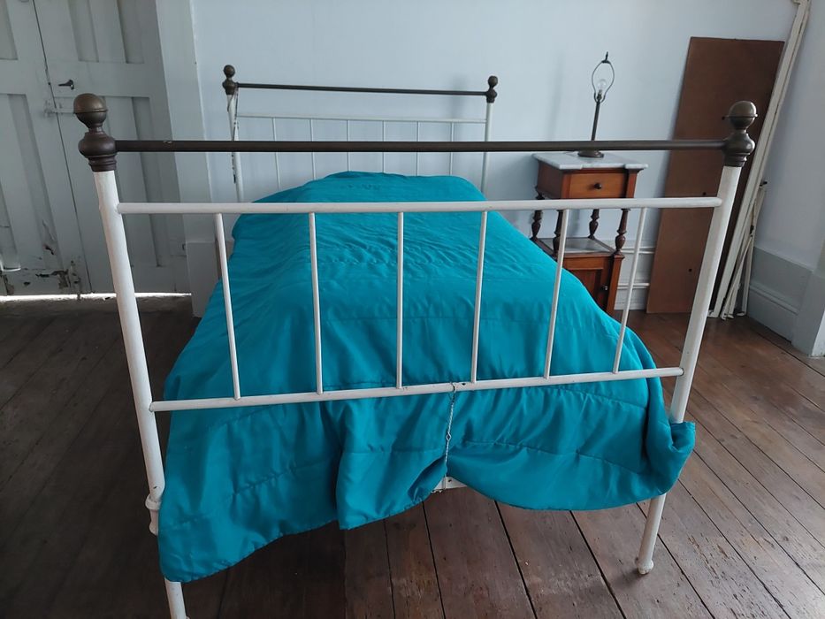 Cama de ferro corpo e meio