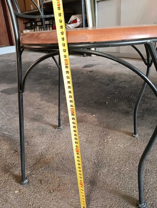 Cadeira de Ferro com tampo de madeira