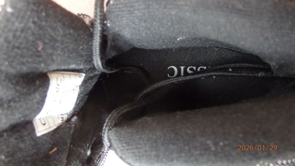 Buty sportowe marki Classic rozmiar 37.